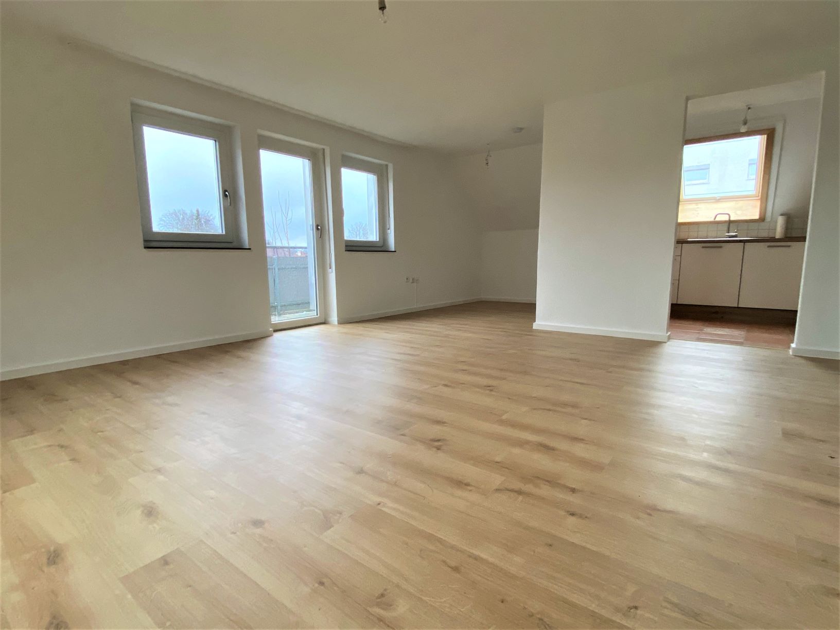 Modernisierte DG-Wohnung in Rosenheim - Wohnzimmer Modernisierte DG-Wohnung in Rosenheim - Wohnzimmer